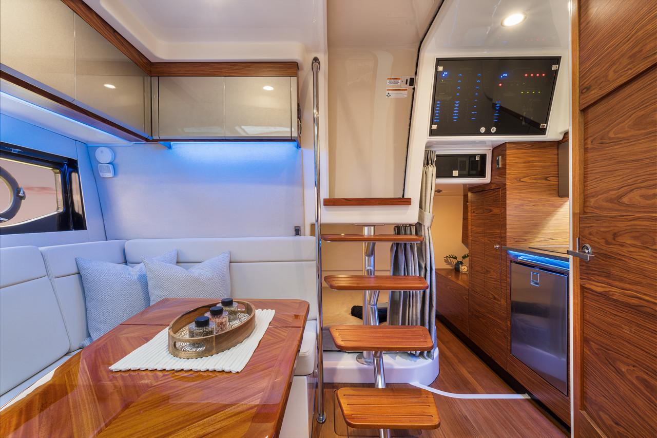 Boston-Whaler-405_int02