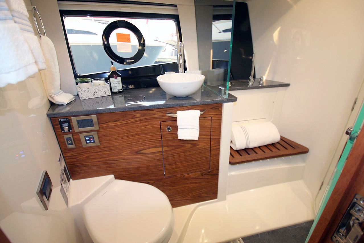 Boston-Whaler-405_int06