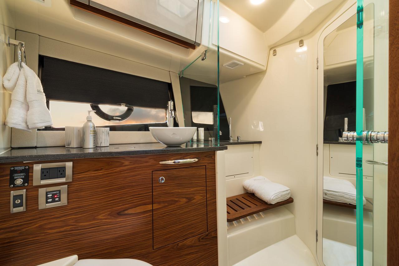 Boston-Whaler-405_int07