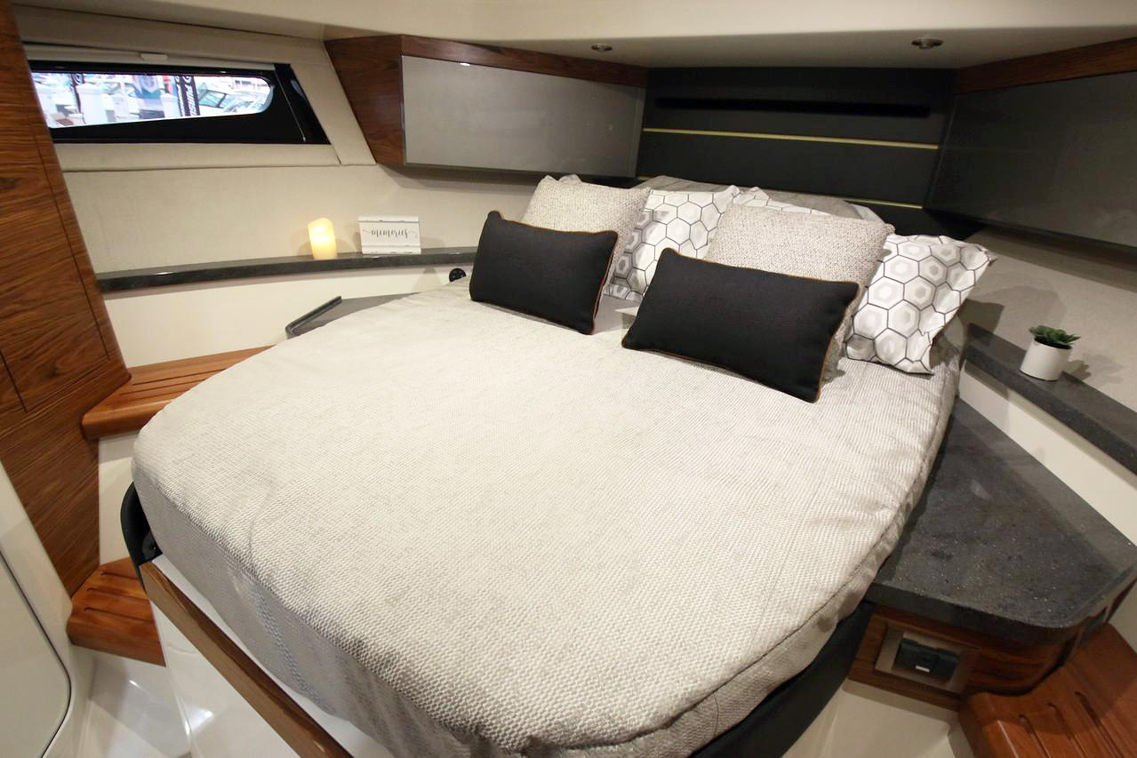 Boston-Whaler-405_int08